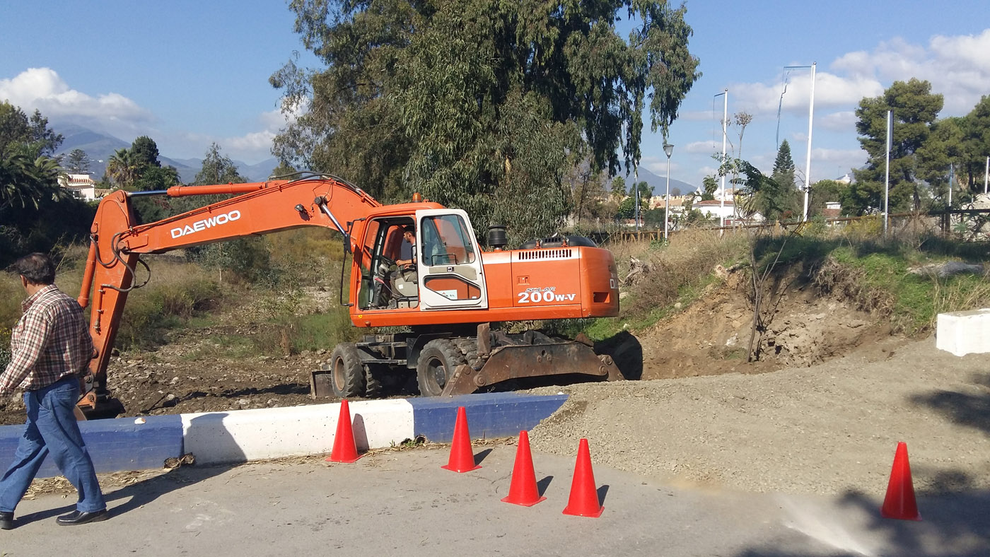 El Ayuntamiento acomete la limpieza en tres tramos del río Guadaiza para garantizar su drenaje